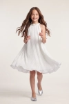 Vestido de cerimónia Rozalia branco plissado – vista de frente, saia rodada em movimento