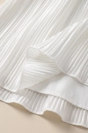 Vestido de cerimónia Rozalia branco – pormenor do plissado da saia e do forro liso