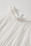 Vestido de cerimónia Rozalia branco – pormenor da gola com pérolas e missangas em linha ondulada