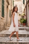 Vestido de cerimónia Rozalia branco plissado – exterior, nas escadas, vista lateral