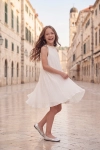 Vestido de cerimónia Rozalia branco plissado – exterior, centro histórico, menina a rodar