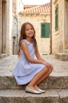 Vestido de cerimónia Harper azul-claro – exterior, menina sentada