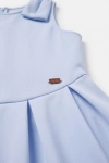 Vestido de cerimónia Harper azul-claro – pormenor do laço no ombro e das pregas a partir da cintura