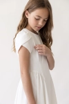 Vestido de cerimónia Rumi branco – manga tulipa e saia franzida sob a costura da cintura, vista lateral