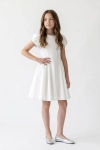 Vestido de cerimónia Rumi branco de saia rodada – menina com a mão na anca, vista de frente
