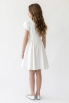Vestido de cerimónia Rumi branco – costas com a costura da cintura em bico e saia franzida, vista de costas