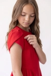 Vestido de cerimónia Rumi vermelho – grande plano da manga tulipa e do decote redondo