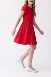 Vestido de cerimónia Rumi vermelho – saia rodada em movimento, enquadramento até aos pés