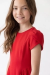 Vestido de cerimónia Rumi vermelho – manga tulipa e textura do tecido, vista a três quartos