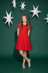 Vestido de cerimónia Rumi vermelho – fundo verde com estrelas brancas, silhueta completa