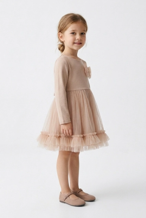Vestido de cerimónia Iga bege para menina, com saia de tule e laço no peito – vista a três quartos de frente