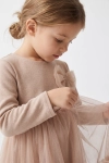 Vestido de cerimónia Iga bege – laço de tule no peito e corpo em malha de manga comprida, grande plano de lado