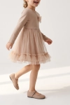 Vestido de cerimónia Iga bege com saia de tule e folho na bainha – em movimento