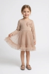 Vestido de cerimónia Iga bege – saia rodada de tule com folhos, vista de frente