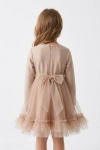 Vestido de cerimónia Iga bege – vista de costas com fecho e faixa de tule atada num grande laço