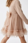 Vestido de cerimónia Iga bege – grande laço de tule atrás e folhos na bainha da saia, vista lateral