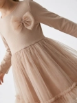 Vestido de cerimónia Iga bege – grande plano do laço de tule no peito e da saia de tule franzida