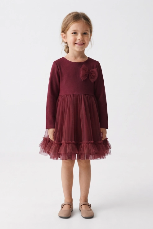 Vestido de cerimónia Iga bordô para menina, com saia de tule e laço no peito – vista de frente, silhueta completa