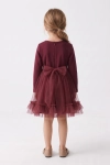Vestido de cerimónia Iga bordô – vista de costas com fecho escondido e faixa de tule atada em laço