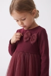 Vestido de cerimónia Iga bordô – grande plano do corpo em malha com laço de tule