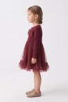 Vestido de cerimónia Iga bordô – perfil, laço no peito e folho de tule na bainha