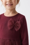 Vestido de cerimónia Iga bordô – pormenor do laço de tule e do decote redondo