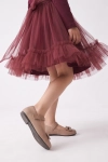 Vestido de cerimónia Iga bordô – pormenor do folho de tule na bainha da saia, em movimento