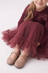 Vestido de cerimónia Iga bordô – saia de tule com folhos aberta, menina sentada