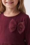 Vestido de cerimónia Iga bordô – grande plano do laço duplo de tule sobre a malha