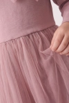 Vestido de cerimónia Iga rosa – grande plano do corpo liso e do tule franzido da saia