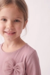 Vestido de cerimónia Iga rosa – grande plano do decote redondo e do laço de tule no peito