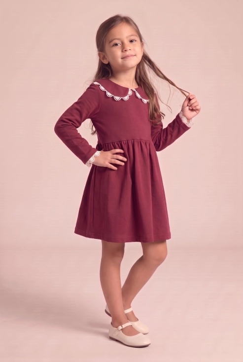 Vestido de cerimónia Estera bordô para menina, com gola de renda e manga comprida – vista de frente, silhueta completa