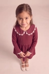 Vestido de cerimónia Estera bordô com gola de renda – vista de frente, de cima