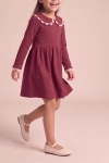 Vestido de cerimónia Estera bordô – saia franzida em movimento, vista de frente