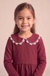 Vestido de cerimónia Estera bordô – grande plano da gola redonda com renda branca