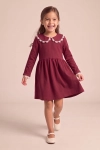 Vestido de cerimónia Estera bordô com gola de renda – em movimento, silhueta completa de frente