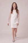 Vestido de cerimónia Vivienne branco de corte direito, acima do joelho – menina sorridente a caminhar, vista de frente