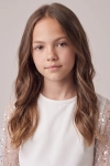 Vestido de cerimónia Vivienne branco – grande plano do decote redondo e do tule com lantejoulas nos ombros