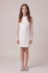Vestido de cerimónia Vivienne branco acima do joelho, com mangas de tule – silhueta completa de pé, vista de frente