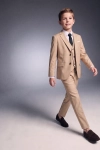 Fato de cerimónia Liam bege – blazer, colete, calças e gravata, menino em movimento, vista de frente