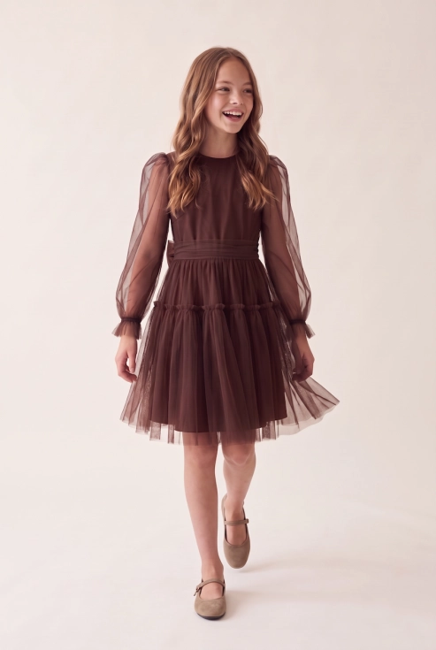 Vestido de cerimónia Holly castanho para menina, com mangas de tule e saia em dois níveis – silhueta completa de frente