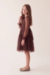 Vestido de cerimónia Holly castanho com laço nas costas e saia de tule – vista lateral