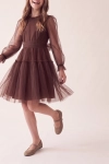 Vestido de cerimónia Holly castanho com saia de tule em dois níveis e faixa franzida na cintura – em movimento