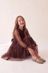 Vestido de cerimónia Holly castanho com saia de tule e laço na cintura – menina sentada