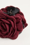 Pinça de cabelo com flor bordô de tecido sobre pinça preta – grande plano