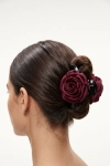 Pinça de cabelo com flor bordô presa num carrapito – vista de trás
