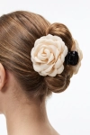 Pinça de cabelo com flor bege de tecido presa num carrapito – vista de trás
