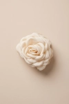 Pinça de cabelo com flor bege – flor de tecido vista de cima sobre fundo bege