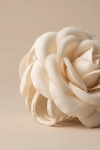 Pinça de cabelo com flor bege – grande plano das pétalas de tecido